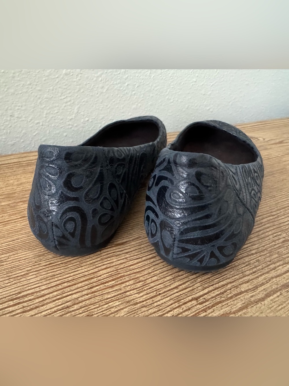Women’s b.o.c. Born Concepts size 8 navy blue embossed leather ballet flats - Picture 4 of 8